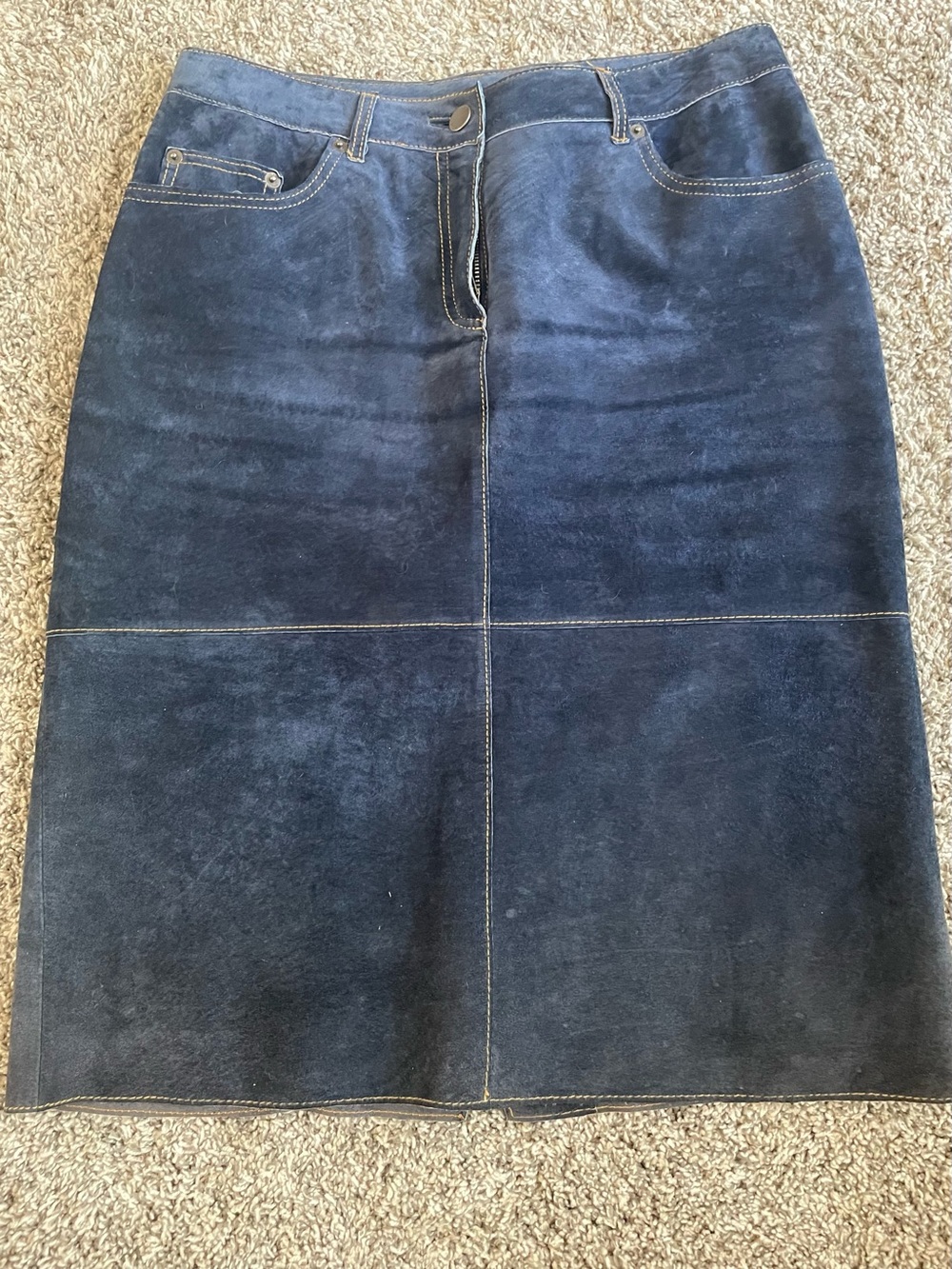 Isaac Mizrahi Suede lined Pencil style Skirt in SZ 4 in gently used cond
